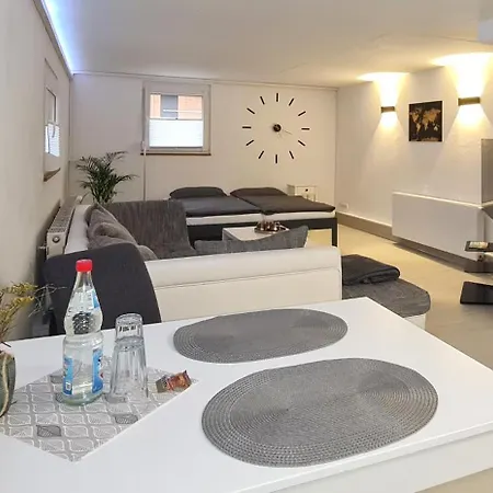 Moderne Business-wohnung Wlan, Parkplatz & Ruhige Lage Nahe Stuttgart Appartement Nuertingen