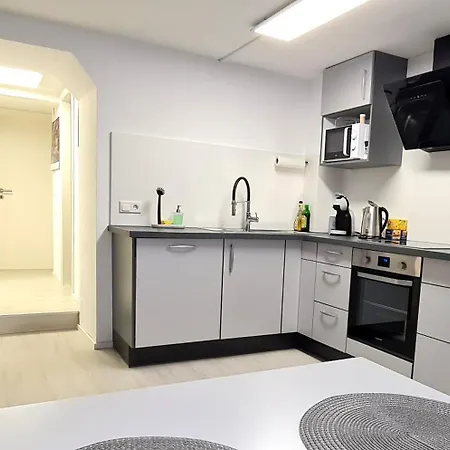Moderne Business-wohnung Wlan, Parkplatz & Ruhige Lage Nahe Stuttgart *